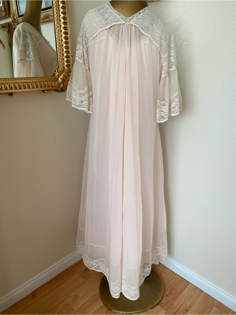 Intime California Vintage Nightgown and Robe - Picture 4 of 11